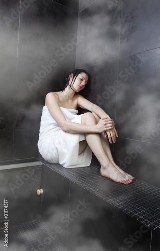 Foto jeune femme au hammam