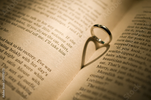 結婚指輪の影　ハート