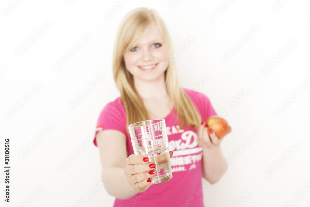 Mädchen mit Glaswasser