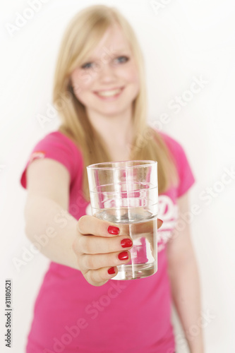 Mädchen mit Glaswasser