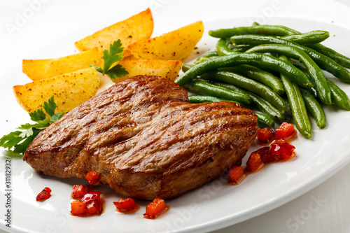 Quadro em tela Grilled steak, potatoes and green beans