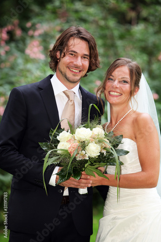 braut und bräutigam nach der hochzeit