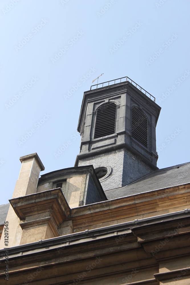 Clocher de la Basilique Notre-Dame-des-Victoires à Paris Clocher de la Basilique Notre-Dame-des-Victoires à Paris