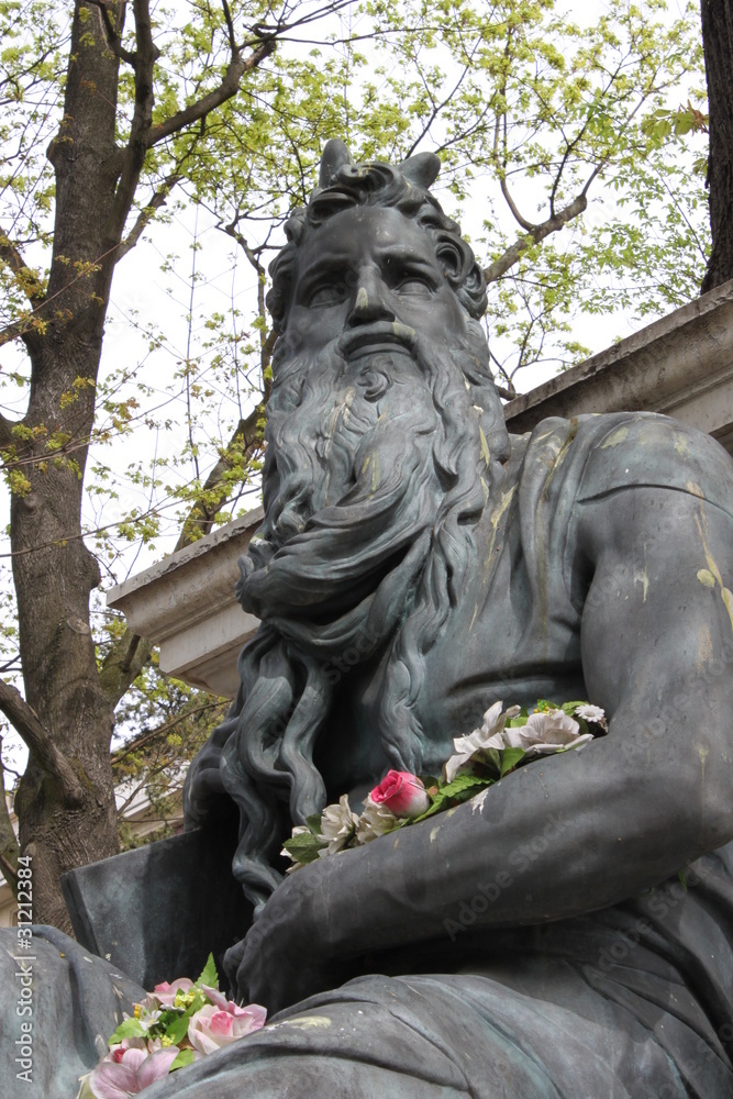 Statue du cimetière de Montmartre à Paris