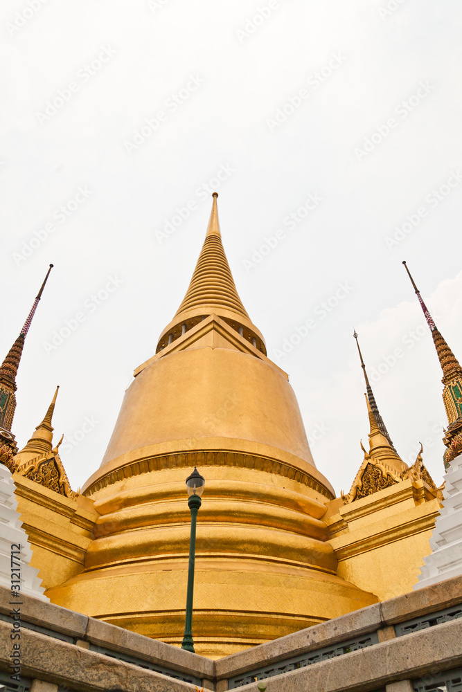Fototapeta premium Gold pagoda, surrounded by the pagoda