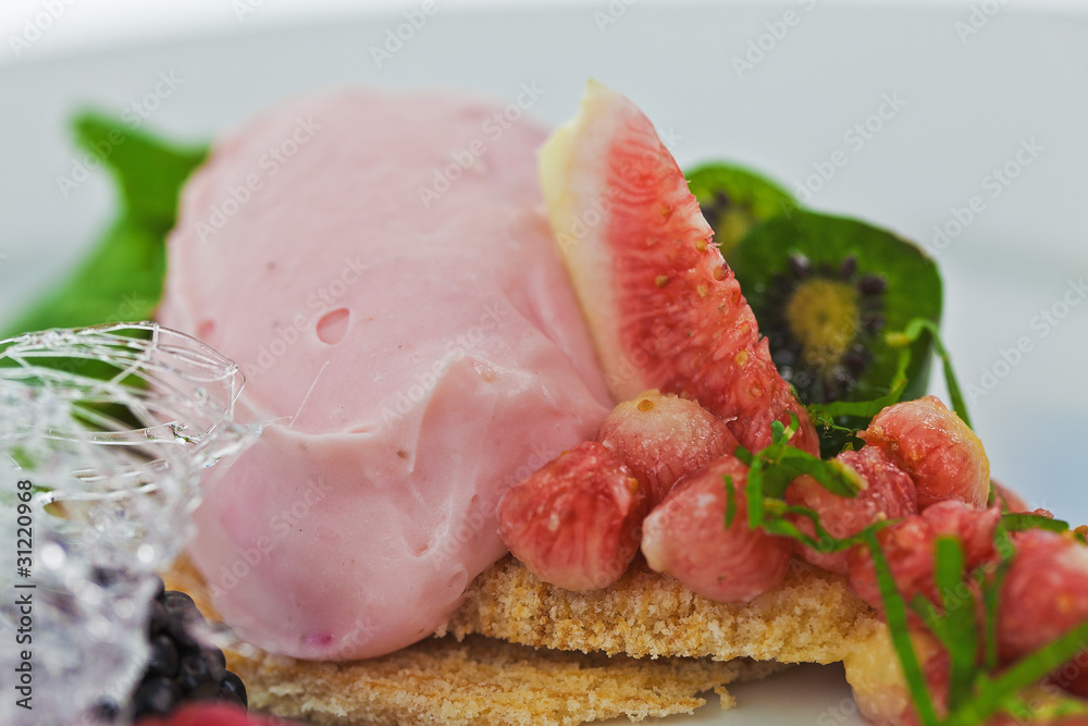 Erdbeercreme auf Biskuit mit frischen Feigen Erdbeercreme auf Biskuit mit frischen Feigen