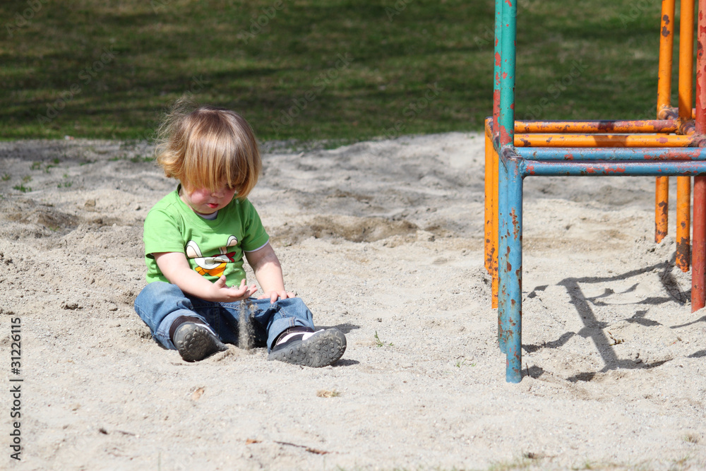 Kleiner Jugen spielt alleine im Sand Kleiner Jugen spielt alleine im Sand