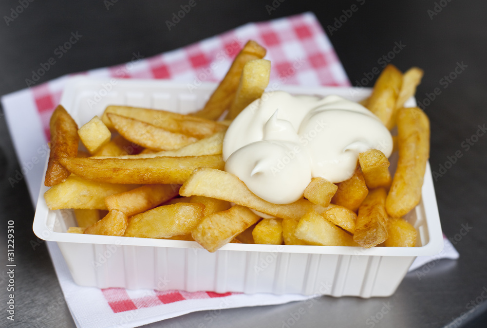 ravier de frites Belge sauce mayonnaise Photos | Adobe Stock