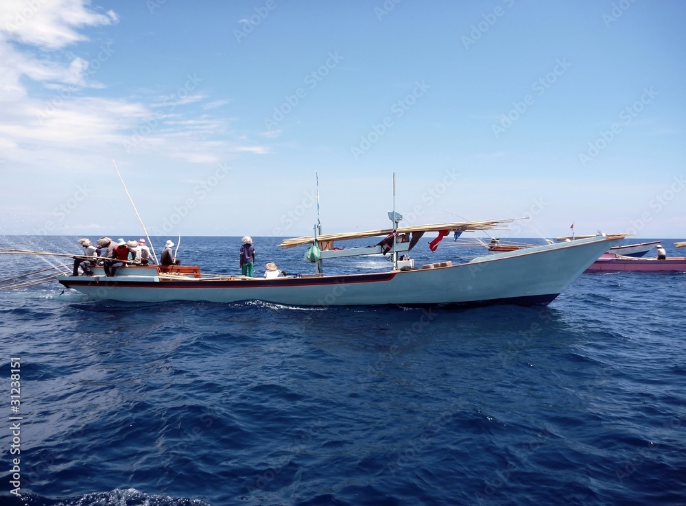 pêcheurs sur bateau en mer pêcheurs sur bateau en mer
