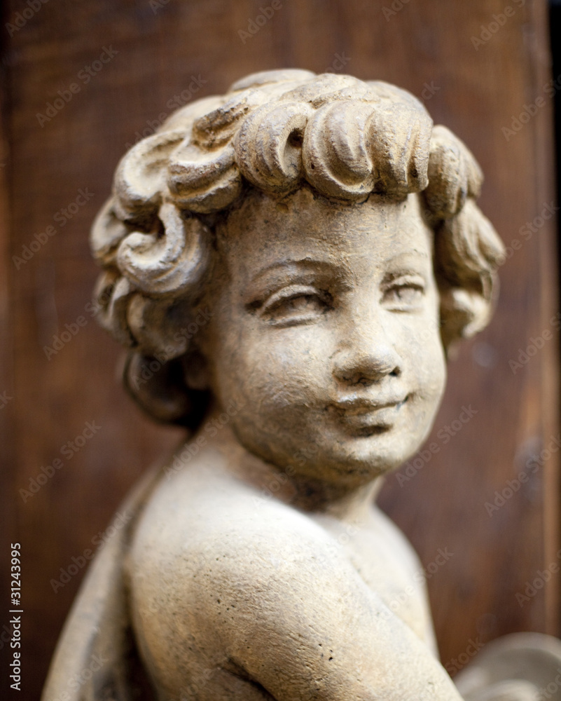 statue d'enfant souriant
