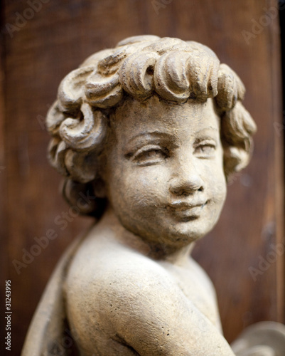 statue d'enfant souriant