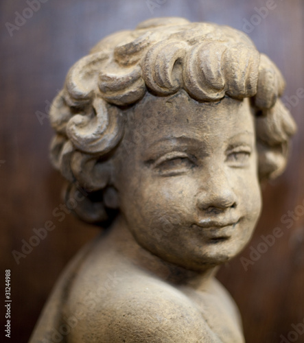 statue d'enfant souriant