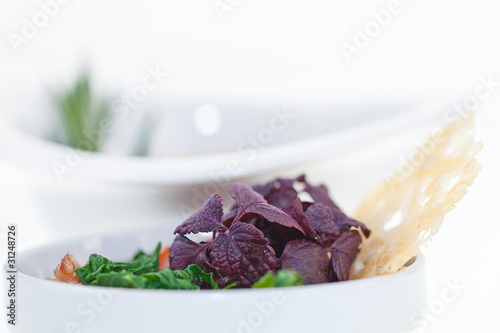 Fototapeta Naklejka Na Ścianę i Meble -  Schälchen mit Shiso Purple und Parmesan-Hippe