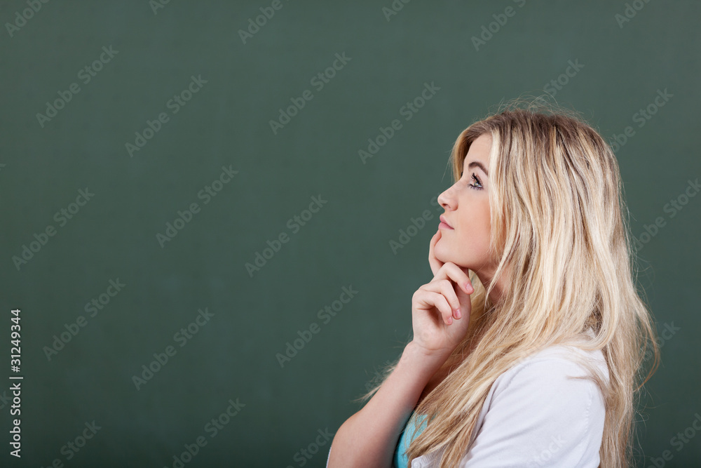 schülerin grübelt vor der tafel