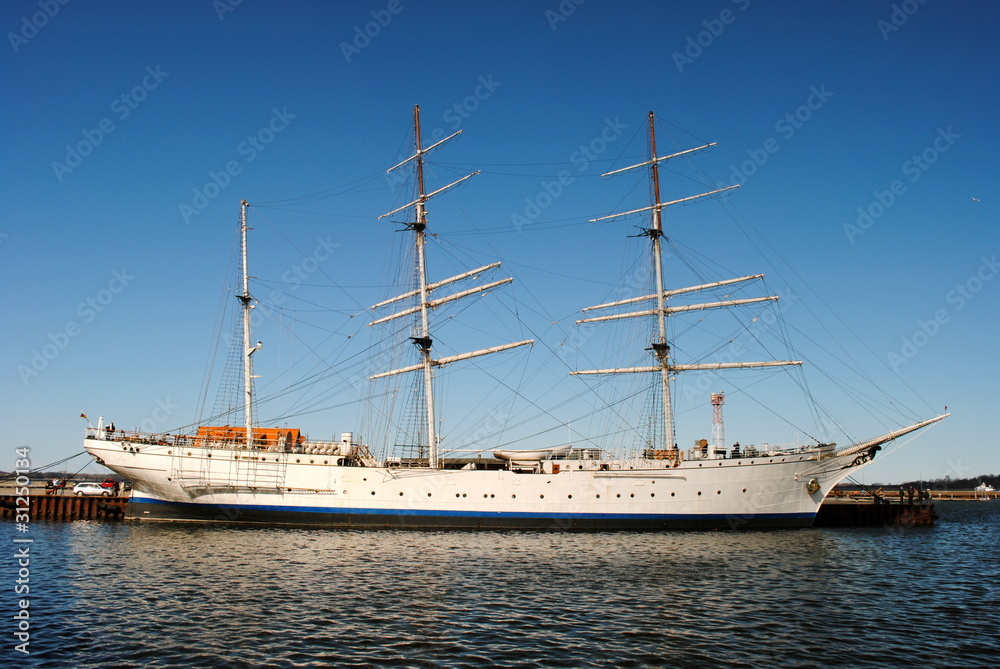 Großes Segelschiff in Stralsund vor Anker