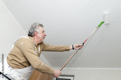 Handwerker mit Farbroller