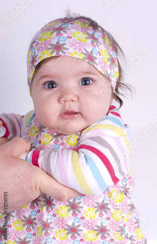 Bebe De 5 Mois Avec Un Bandeau Dans Les Cheveux Stock Photo Adobe Stock