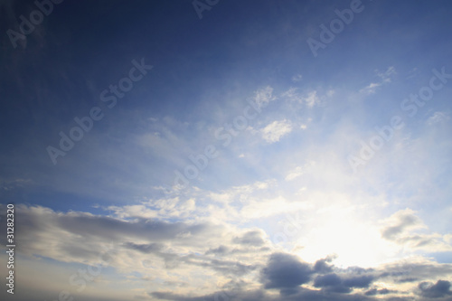 青空と白い雲 © yoshiyayo