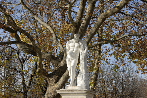 statue du jardin des Tuileries © marinou71
