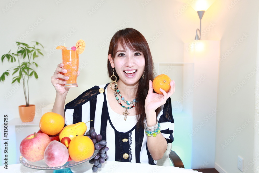 Obraz premium トロピカルジュースも持った笑顔の女性