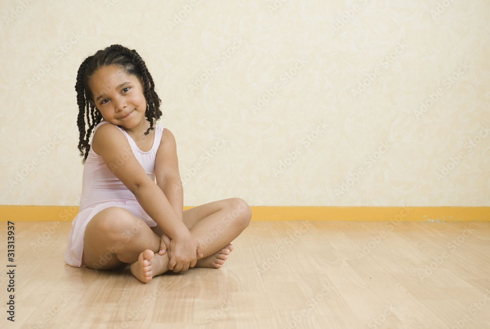 Salle de danse - jeune fille assise en tailleur en tutu Stock Photo | Adobe  Stock