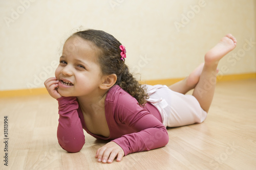 Fotografia Petite fille dans la salle de danse - cours de danse