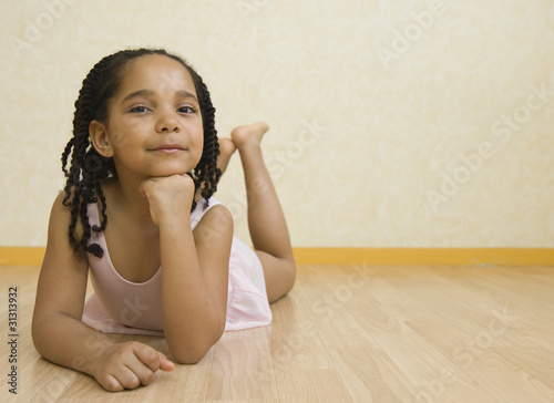 Fotografia Dans la salle de danse - jeune fille allongée par terre en tutu