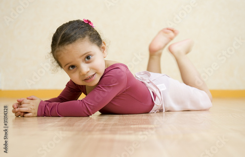 Quadro em tela Dans la salle de danse - jeune fille allongée par terre en tutu