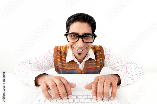 Mann am Computer mit Brille, lustig photo