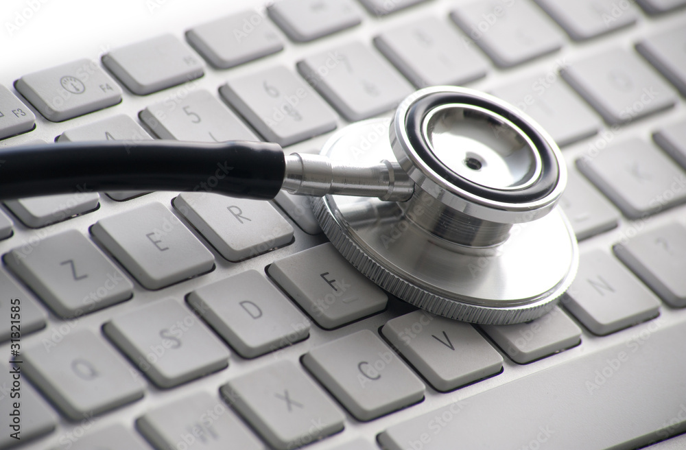 Stéthoscope sur un clavier d'ordinateur Stéthoscope sur un clavier d'ordinateur