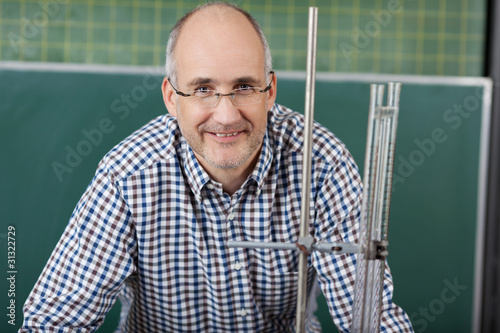 lehrer im physik unterricht photo