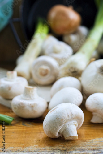 Champignons und Zwiebel