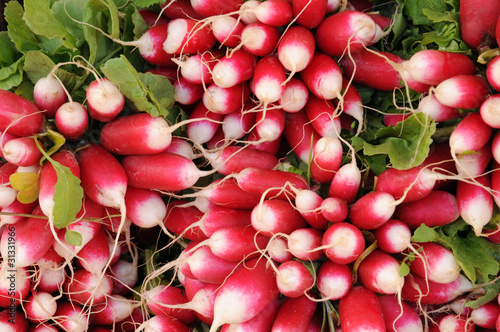 étal de radis au marché photo