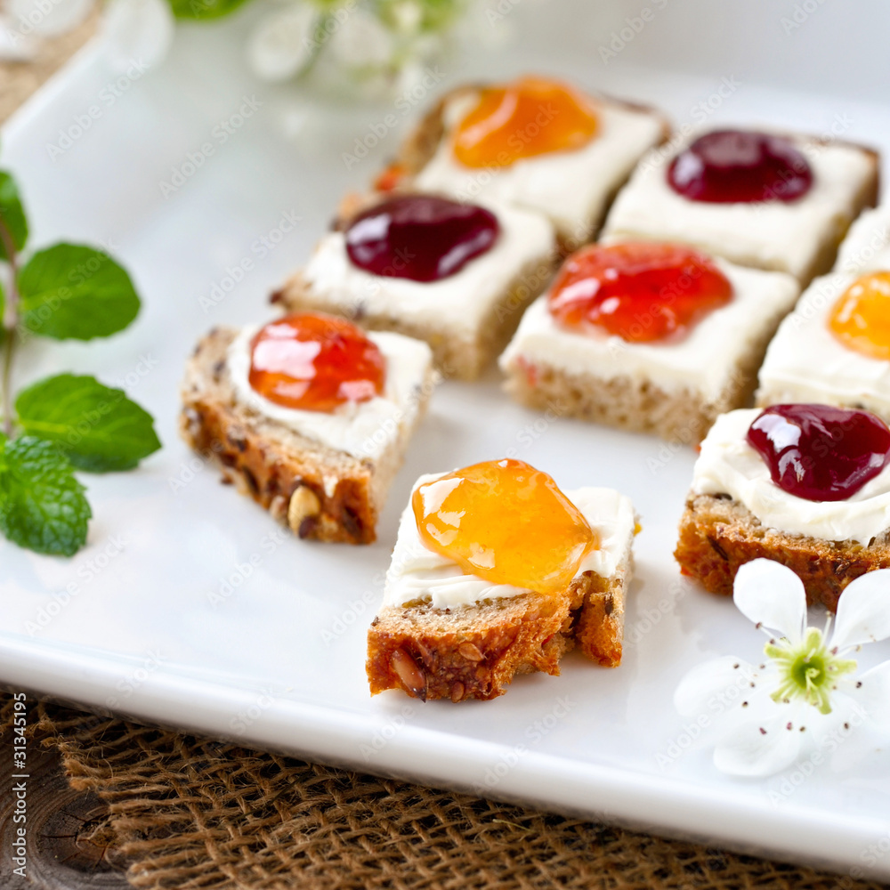 vollkornbrot mit konfitüre vollkornbrot mit konfitüre