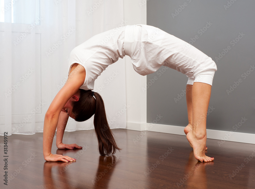 Naklejka premium woman doing bridge in room