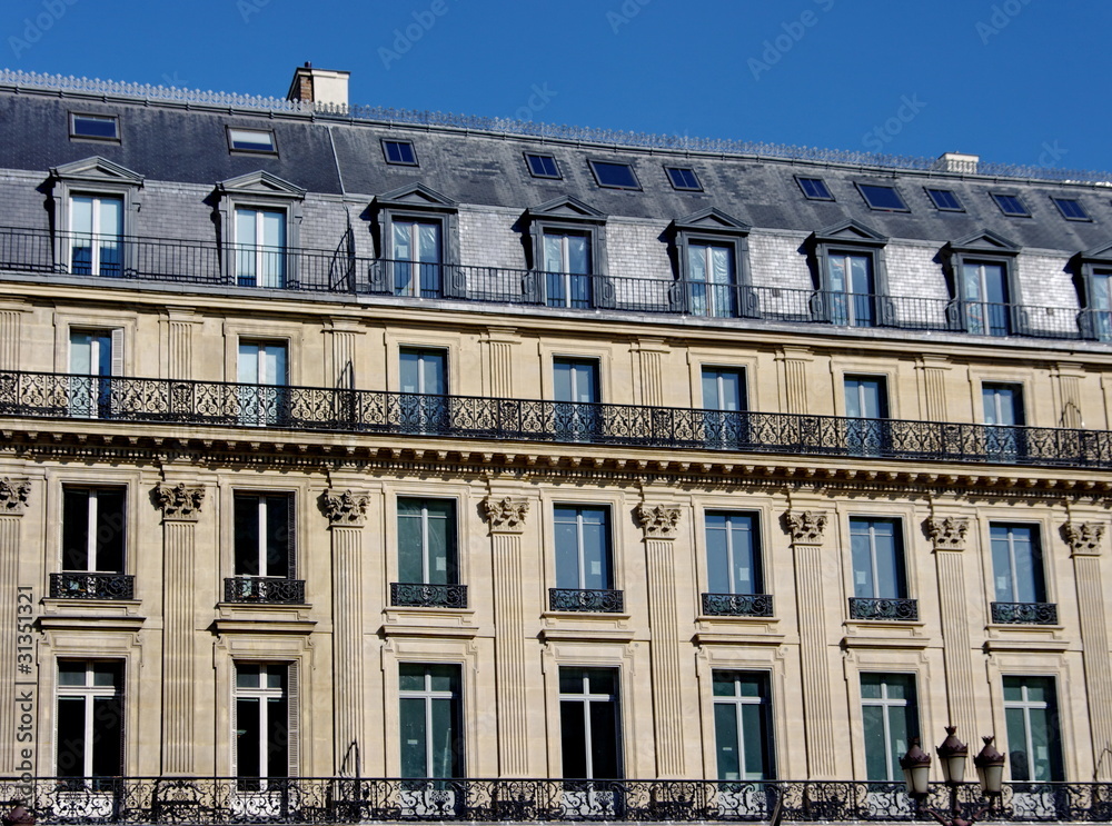 Fototapeta premium Immeuble de pierre, balcon de fer, toit gris. Paris