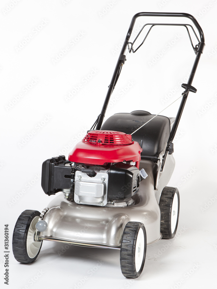 Fototapeta premium tondeuse à gazon rouge sur fond blanc