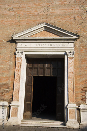 ingresso della chiesa di san francesco a ferrara
