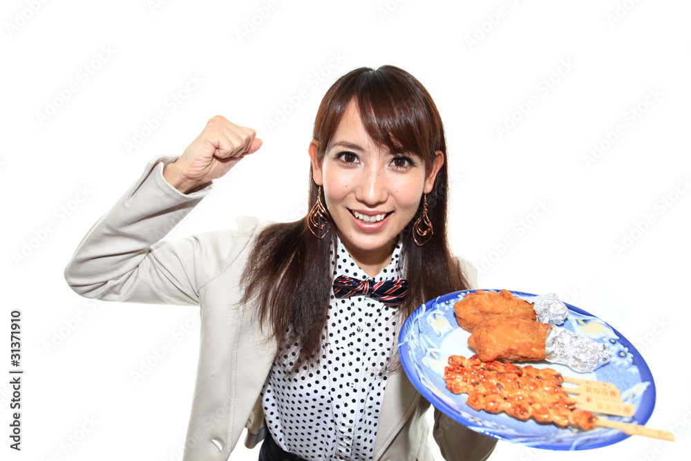 食事を運ぶ笑顔の女性