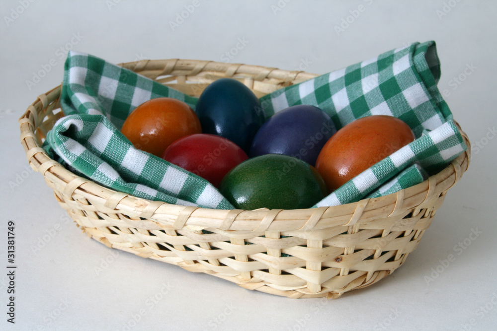 Osterkorb mit Eiern