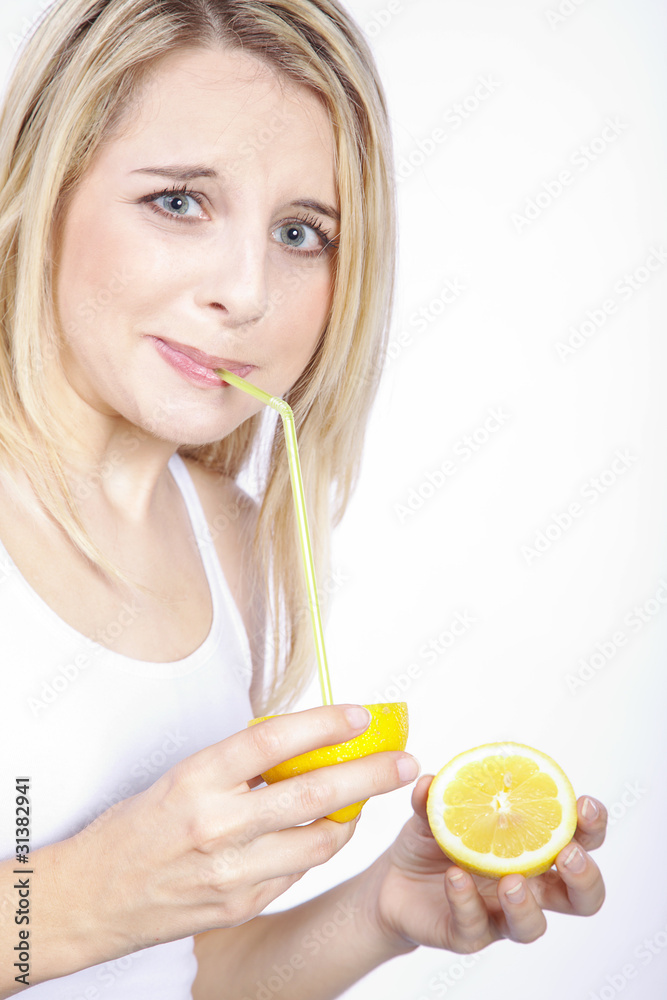 Frau mit Vitamindrink Zitrone witzig Porträt Frau mit Vitamindrink Zitrone witzig Porträt