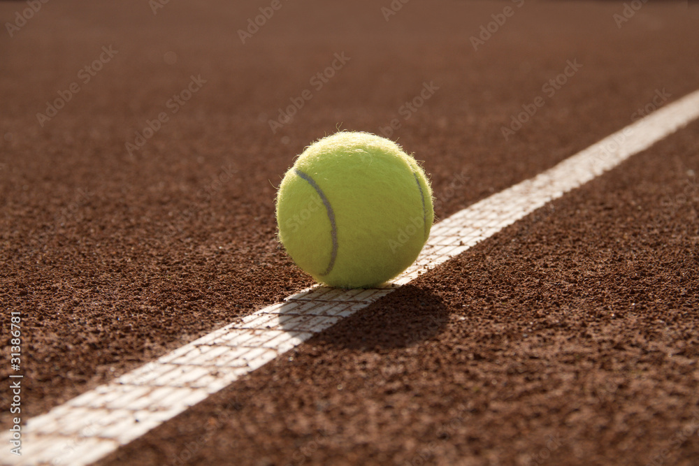 Tennisball auf Linie