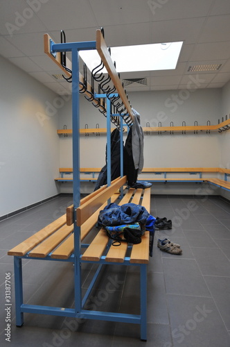 Kleidungsstücke hängen im Umkleideraum