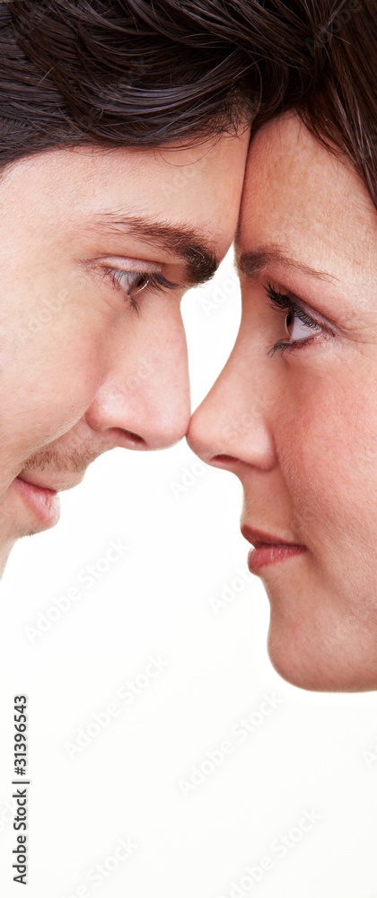 Paar schaut sich tief in die Augen