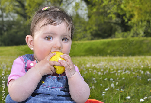 Bebé comiendo una manzana.