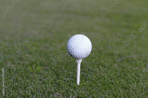 Golfball auf Tee