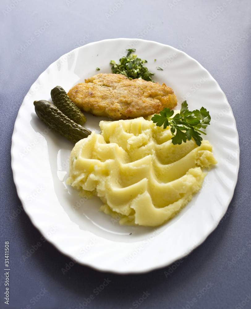 Куриный шницель с картофельным пюре Куриный шницель с картофельным пюре