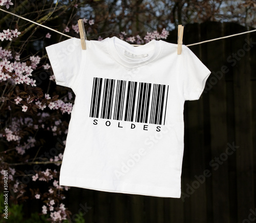 tee-shirt code barre soldes photo