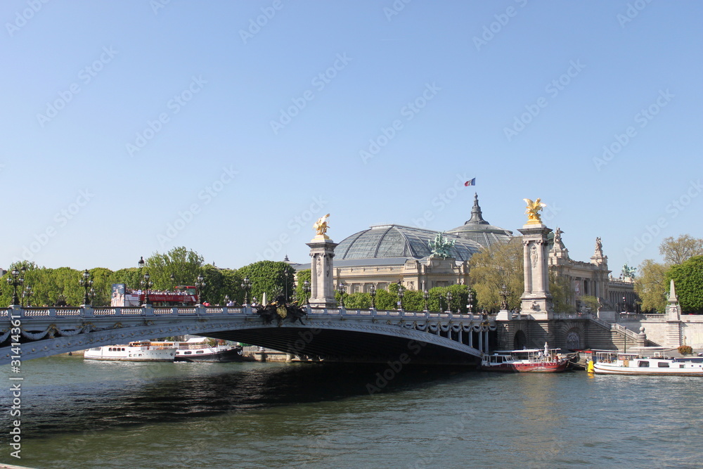 Pont Alexandre III et Grand Palais vue depuis les quais de Seine à Paris