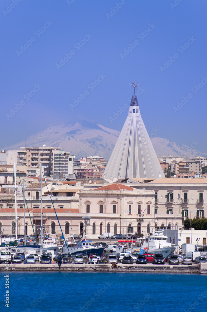Fototapeta premium Siracusa cityscape with mount Etna